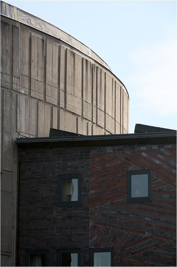 
. Die Liederhalle in Stuttgart -

Fassadendetails an der Nordseite.

April 2015 (M)