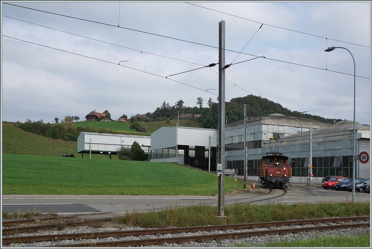  Die noch vor wenigen Jahren in Biel/Bienne im Rangiereinsatz stehende Ee 3/3 16408 (Baujahr 1946) hat nun bei der RUWA im Emmental eine neue Beschäftigung gefunden. Das Bild zeigt die Lok, die auf das Entladen der von ihr ins Werk bei Wasen i.E. gebrachten Flachwagen wartet, um die leeren Wagen wieder nach Sumiswald-Grünen zurück zu bringen.

21. September 2020