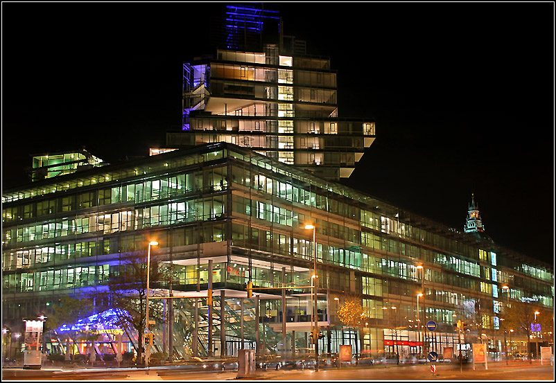 . Die Nord-LB in Hannover -

Das gläserne Bankhaus bei Nacht von Nordwesten her gesehen. 
Bei den Nachtaufnahmen wurde jeweils eine ganze Reihe unterschiedlicher belichteter Bilder übereinander gelegt und montiert.

November 2011 (Matthias)