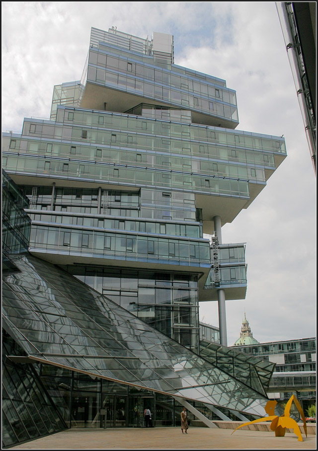 . Die Nord-LB in Hannover -

Der Eingangshof. Unter der großen Glasschräge befindet sich der Eingang und die Eingangshalle.

Augsut 2011 (Matthias)