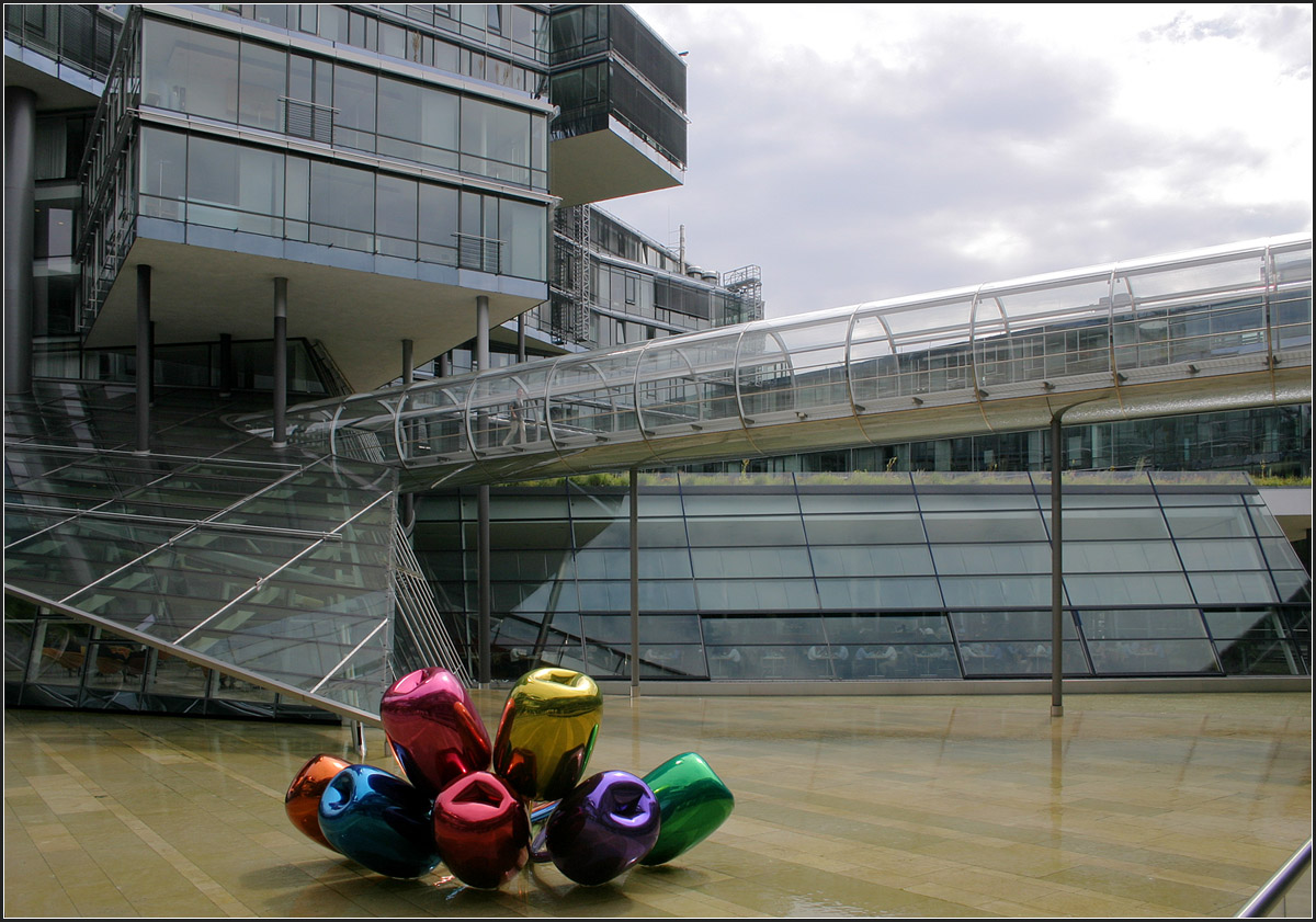. Die Nord-LB in Hannover -

Gläserne Röhren verbinden den zentralen Bereich mit Eingangshalle, Kantine und Hochhaus mit den Bauteilen entlang der Straßen.

August 2011 (Matthias)