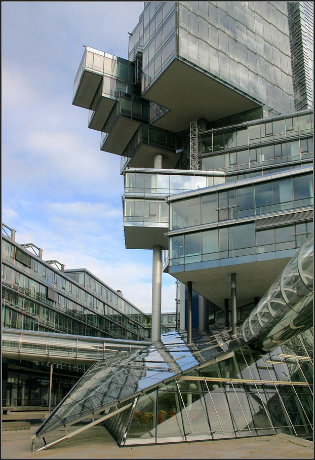 . Die Nord-LB in Hannover -

Schräge Glasflächen und darüber das Hochhaus.

November 2011 (Matthias)