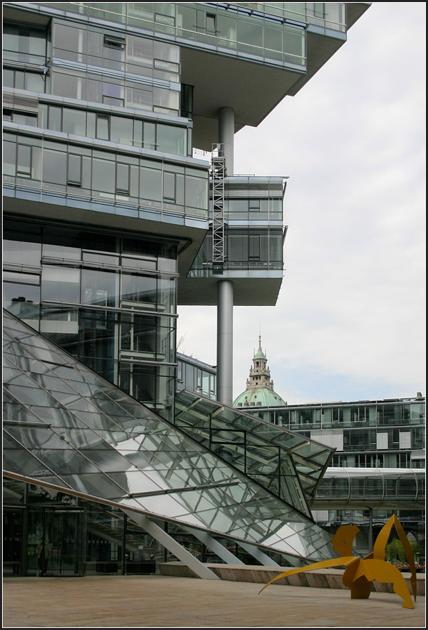 . Die Nord-LB in Hannover -

Von drüben grüßt der Rathausturm.

August 2011 (Matthias)