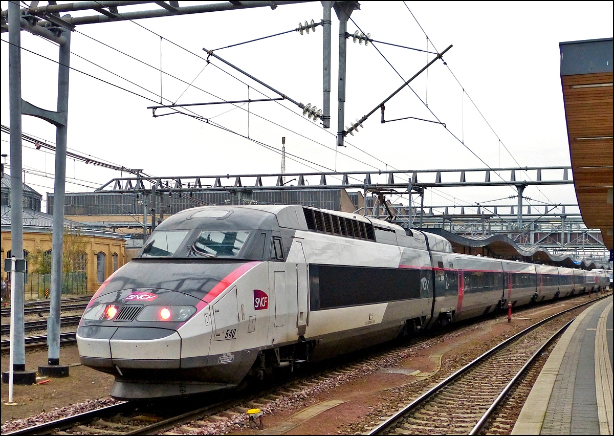 . Die  Rame  540 (SNCF TGV Rseau 28079 bicourant) im Carmillon Design war am 29.12.2015 zu Besuch im Bahnhof von Luxembourg. (Hans) 