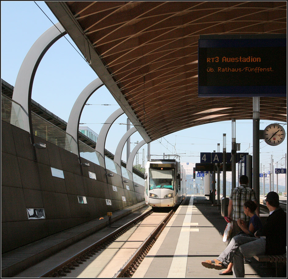 . Die Regio-Tram-Haltestelle am Kassler Hauptbahnhof -

August 2013 (Matthias)
