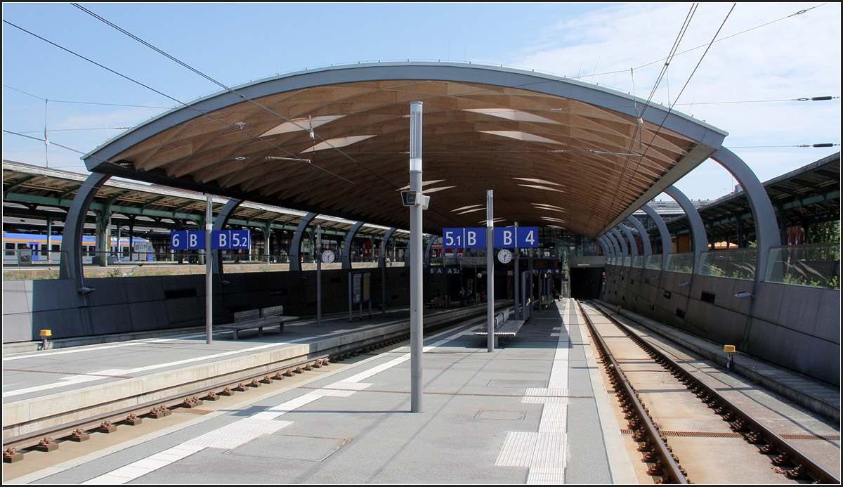 . Die Regio-Tram-Haltestelle am Kassler Hauptbahnhof -

Für die Regio-Tram wurde der Kassler Hauptbahnhof zur Durchgangsstation. Die Bahnsteige liegen in einer Rampe und die Gleise unterfahren das Bahnhofsgebäude. Eine auffällige Dachkonstruktion überspannt diesen neuen Bahnhofsteil. 
Architekten: Pahl + Weber-Pahl aus Darmstadt, Fertigstellung: 2007.

http://www.german-architects.com/de/weber-pahl/projekte-3/regiotram_haltestelle_im_hauptbahnhof-16796

August 2013 (Matthias)

