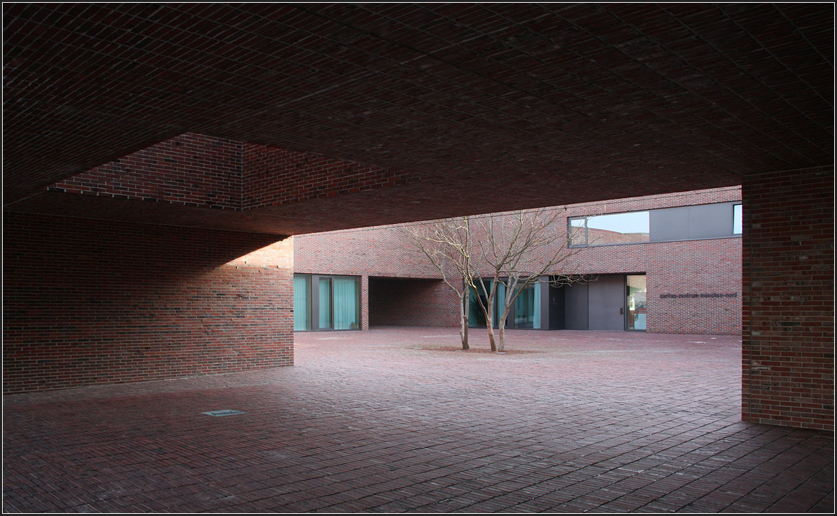. Dominikuszentrum München-Feldmoching Hasenbergl -

Fassade, Boden und Deckenuntersichten im Außenbereich wurden einheitlich verklinkert.

März 2015 (Matthias)