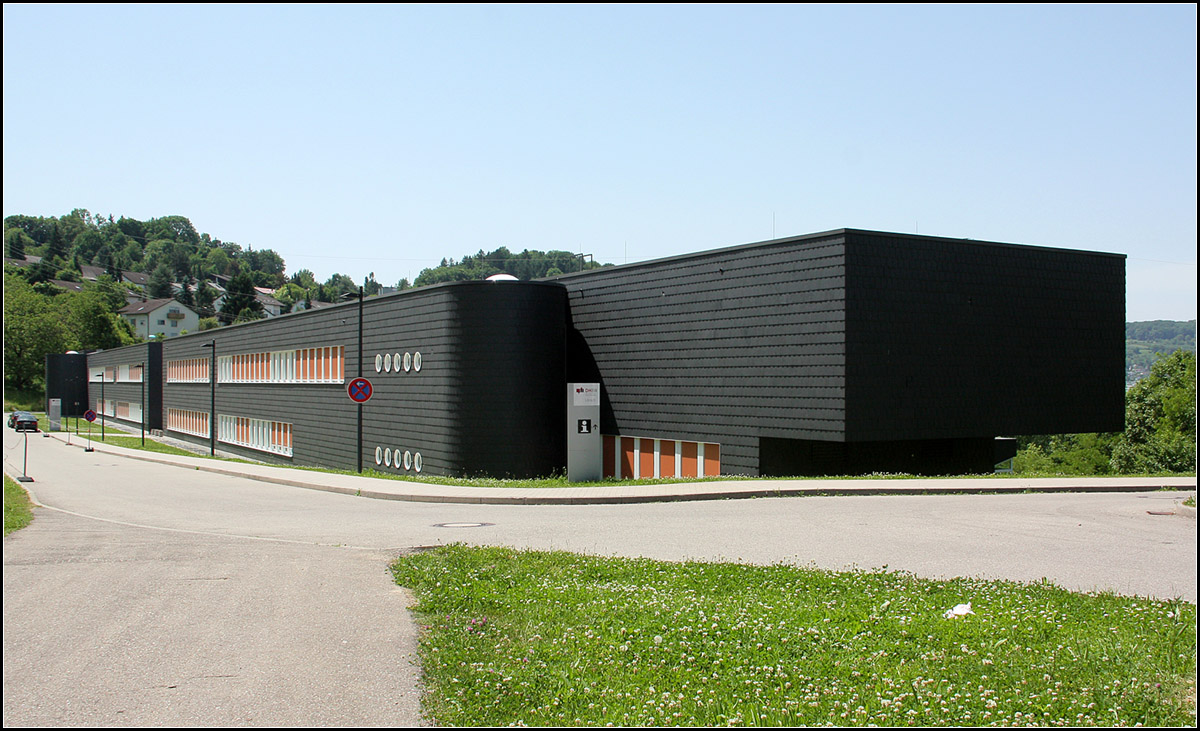 . Duale Hochschule Lörrach -

Auf der Rückseite endet die Stadt und nach einer Wiese kommt man in den Wald, der aber durch die Autobahn durchschnitten wird.

Juni 2013 (Matthias)