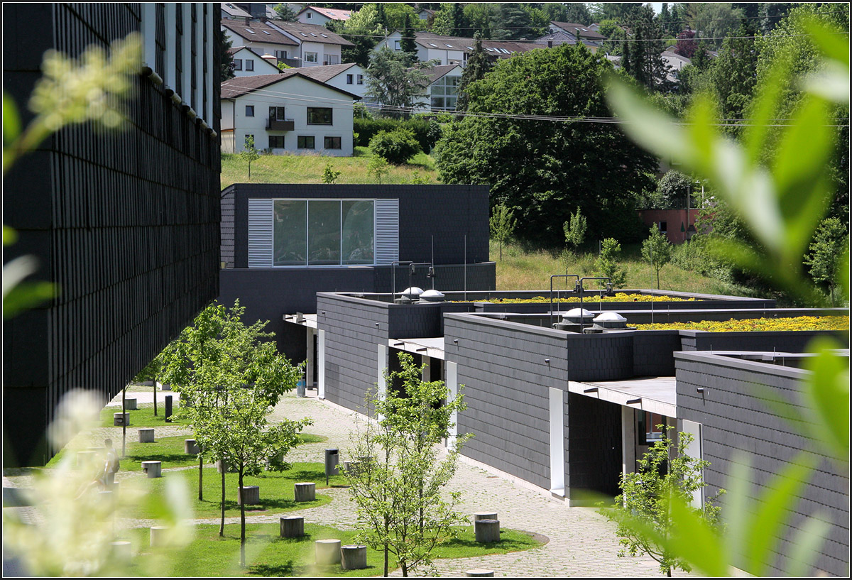 . Duale Hochschule Lörrach -

Blick von Norden in den langgesteckten Hof und auf die Pavillonbauten. Der große Hörsaal bekommt zusätzlich durch das große Fenster links der Bildmitte von oben Licht. LRO-Architekten. 

Juni 2010 (Matthias)