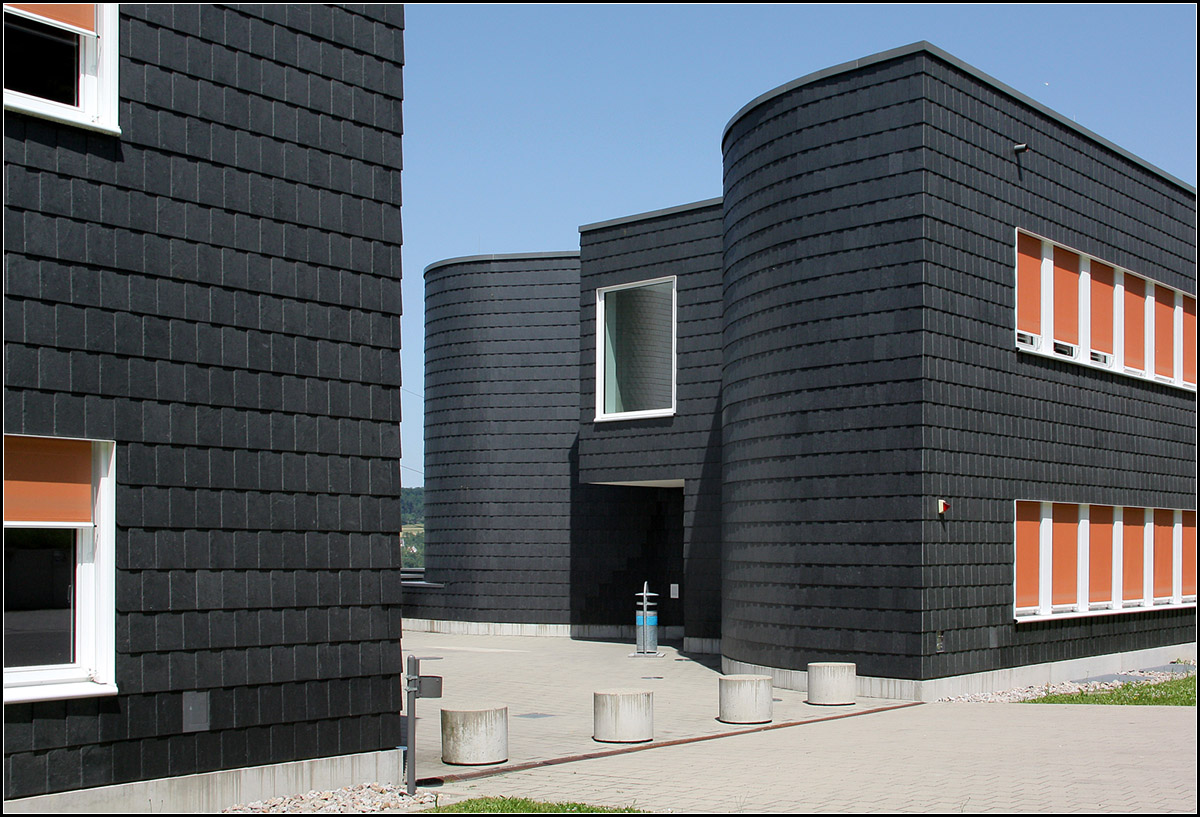 . Duale Hochschule Lörrach -

Der Durchgang am östlichen Bauteil vom Hof zum Parkplatz. LRO-Architekten.

Juni 2013 (Matthias)