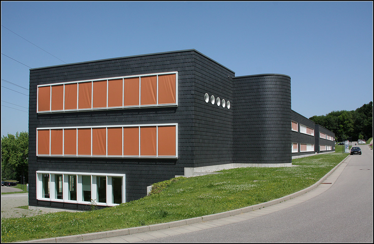 . Duale Hochschule Lörrach -

Im östlichen Bauteil sind Werkstätten, Labore und Büros untergebracht. LRO-Architekten.

Juni 2013 (Matthias)