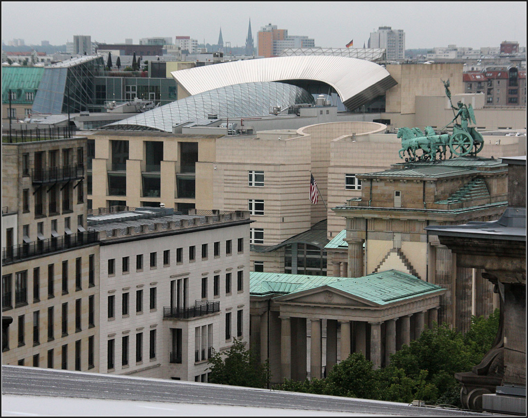 . DZ-Bank Berlin -

Blick vom Reichstg zum Pariser Platz mit der DZ-Bank von Frank Gehry. Auffällig die Dachlandschaft mit dem großen Glasdach. Links das Brandenburger Tor.

August 2010 (Matthias)