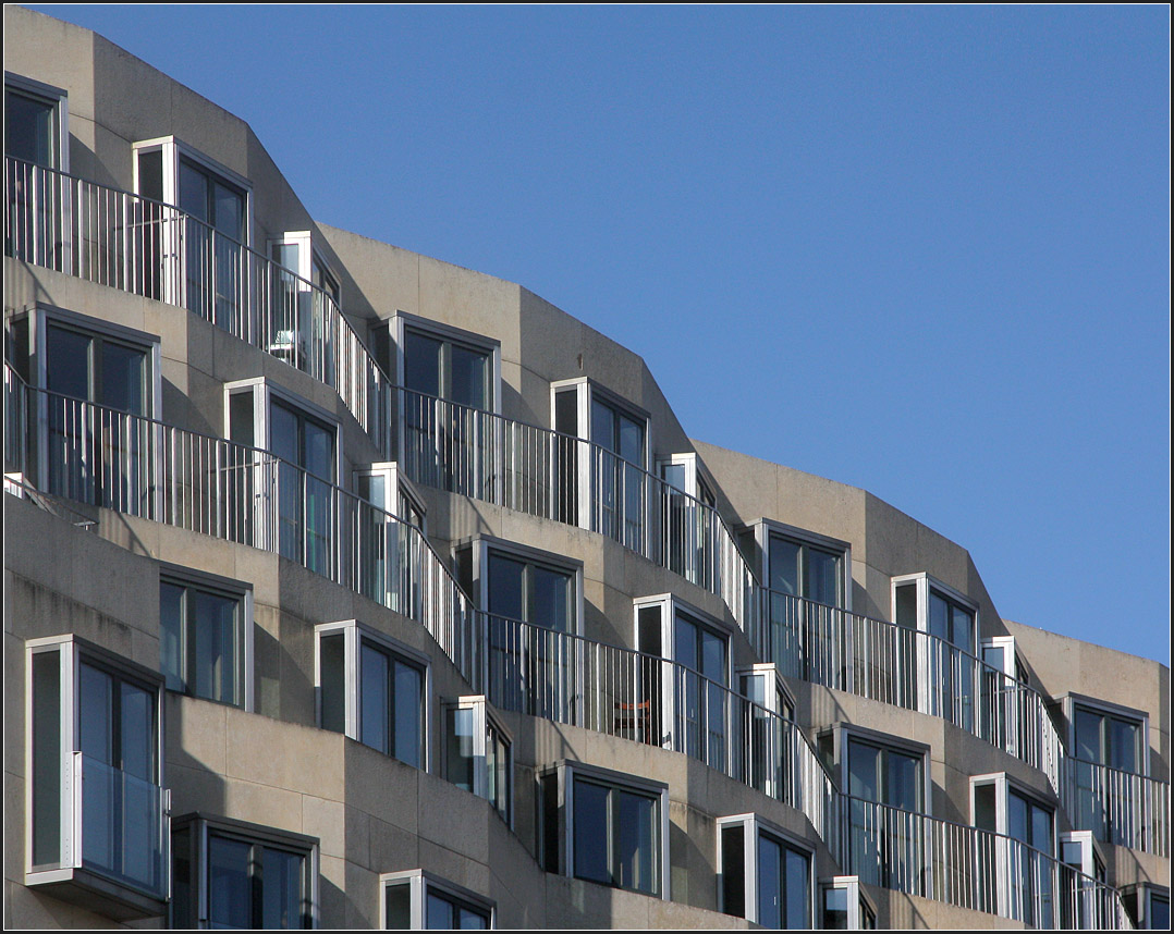 . DZ-Bank Berlin -

Impressionen der Südfassade.

August 2011 (Matthias)