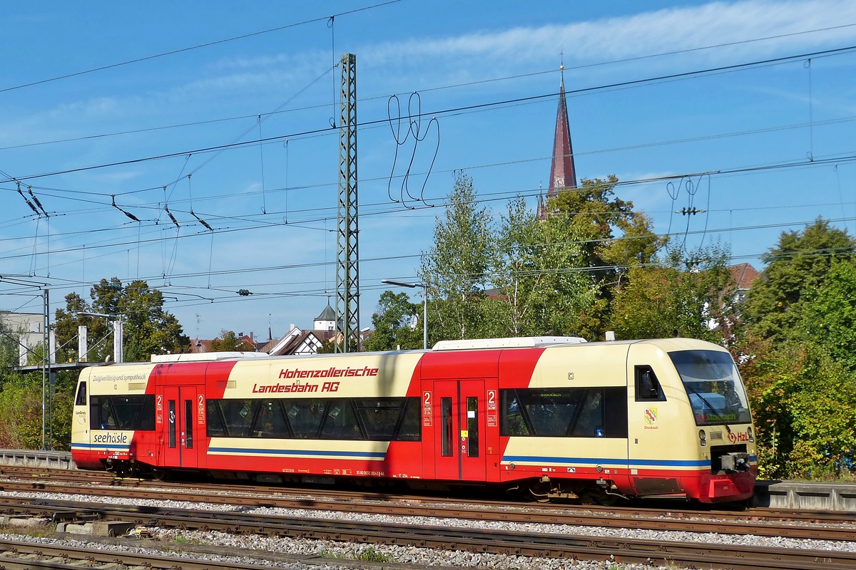 . Ein Seehsle in Radolfzell - Der VT 254 (650 383-2) der HzL (Hohenzollerische Landesbahn AG) verlsst am 17.09.2012 die wunderschne Stadt Radolfzell am Bodensee in Richtung Stockach. (Jeanny)