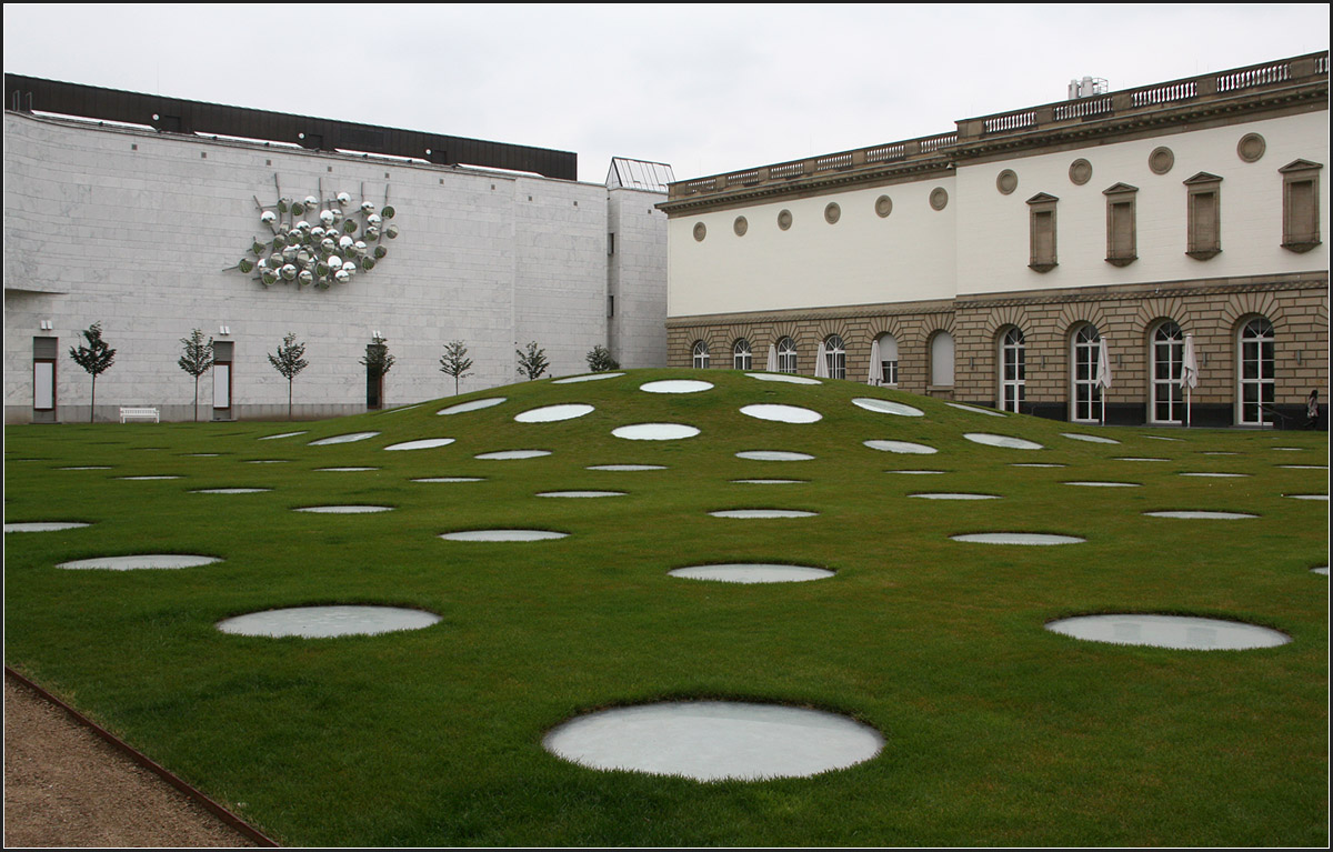 . Erweiterung des Städel Museums in Frankfurt am Main -

Links der Erweiterungsbau von 1990 des Architekten Gustav Peichl.

Oktober 2014 (Matthias)