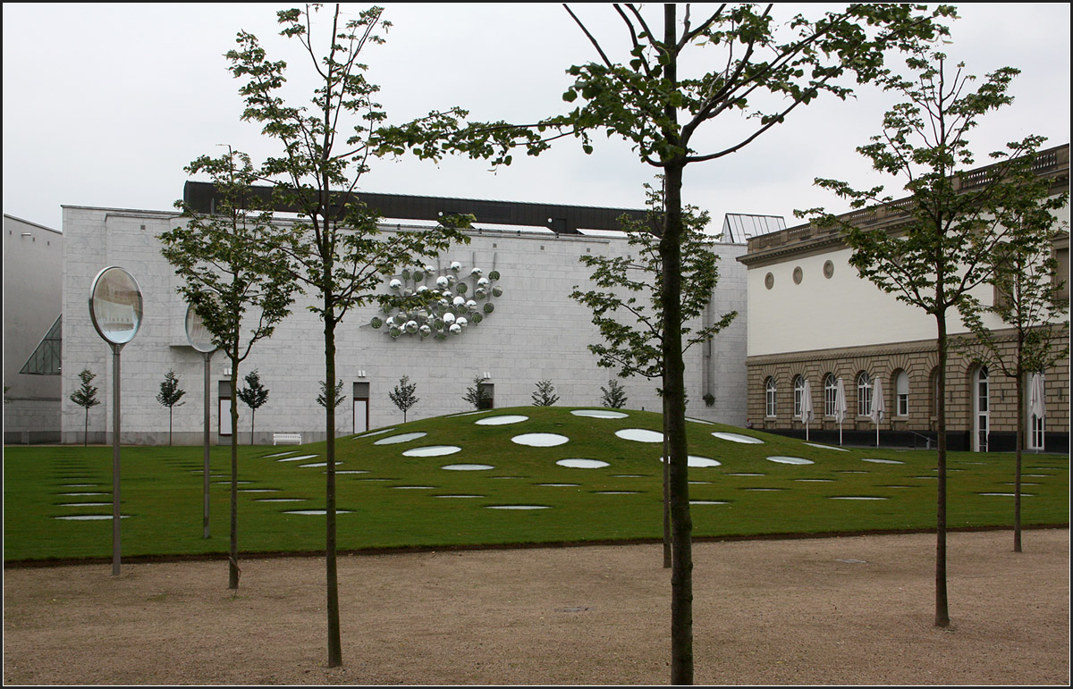 
. Erweiterung des Städel Museums in Frankfurt am Main -

Unterirdische Erweiterung des Frankfurter Städelmuseum durch Schneider + Schumacher. Nur ein Rasenhügel mit Lichtaugen macht nach Außen auf das Bauwerk aufmerksam.

http://www.schneider-schumacher.de/de/projekte/project-details/7-erweiterung-des-staedel-museums.project#filter=

Oktober 2014 (Matthias)