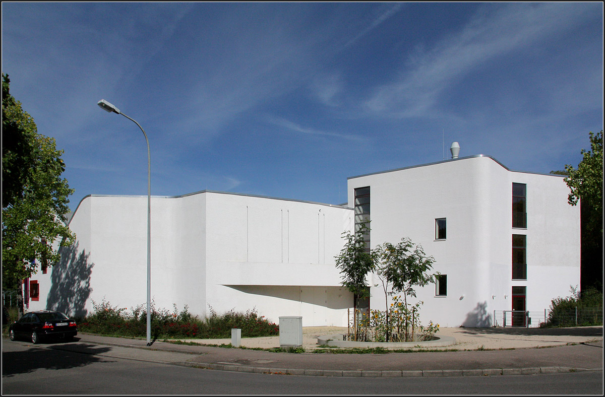 . Erweiterung der Waldorfschule in Freiburg -

2008 wurde die Erweiterung der Freiburger Waldorfschule eröffnet. Geplant von den Stuttgarter Architekten Lederer, Ragnarsdóttir, Oei, die schon in Schwenningen eine Waldorfschule gebaut hatten. Der Freiburger Bau hat mit jenem Ähnlichkeit, insbesondere bei der Aula. Im Bild die Südostansicht des verputzten Gebäudes. Links hinter der geschlossenen Fassade befindet sich die Aula, rechts ein Teil des Baukörpers mit den Klassenräumen, deren Fenster nach Norden hin orientiert sind.

http://www.archlro.de/de/projects/projects-health-and-education/extension-steiner-school-freiburg-st-georgen-2007-?order=years

September 2010 (Matthias) 