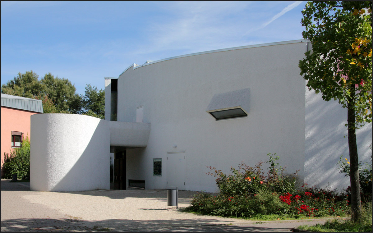 . Erweiterung der Waldorfschule in Freiburg -

Hinter der vorgestellten runden Fluchttreppe befindet sich der Eingang in den Neubau. Links daneben der Altbau.

September 2010 (Matthias) 