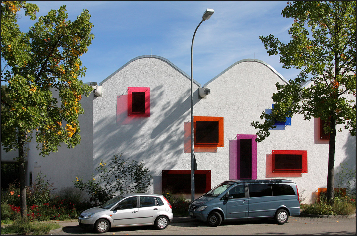 . Erweiterung der Waldorfschule in Freiburg -

Südfassade mit den den Aulafenstern vorgesetzten bunten Glasscheiben. Dies setzt außen einen Akzent und führt im Innern zu interessanten Farbspielen. Diese bunten Fenster und auch das geschwungene Dach hat seinen Vorläufer in der Waldorfschule in Schwenningen.

September 2010 (Matthias) 