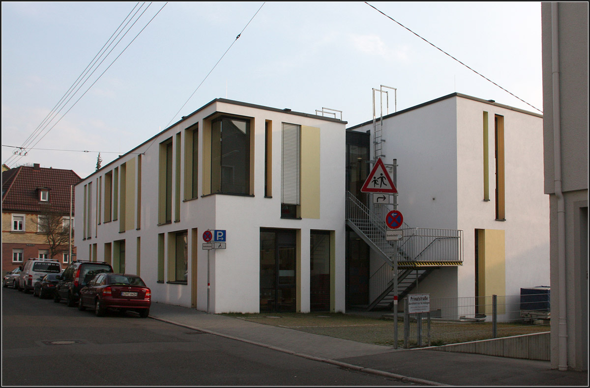 . Erweiterung der Wilhelmsschule in Stuttgart-Untertürkheim -

Ansicht von Nordosten. Die Fenster sind unterschiedlich breit und tief. Die Putzfassade ist überwiegend weiß gehalten mit dezent abgesetzten Farbstreifen.

März 2015 (Matthias)