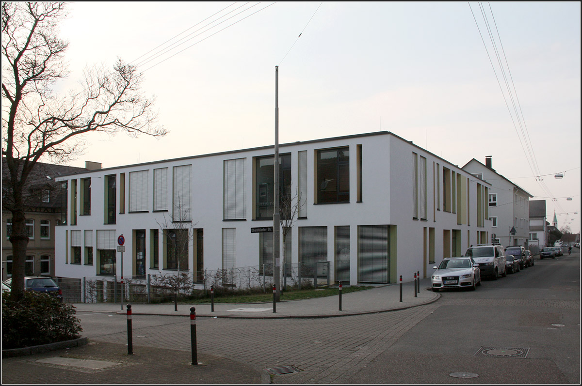 . Erweiterung der Wilhelmsschule in Stuttgart-Untertürkheim -

Auf der Ostseite tritt das Schulhaus zweigeschossig in Erscheinung. Ansicht an der Einmündung Oberstdorfer Straße/Wallmerstraße.

März 2015 (Matthias)
