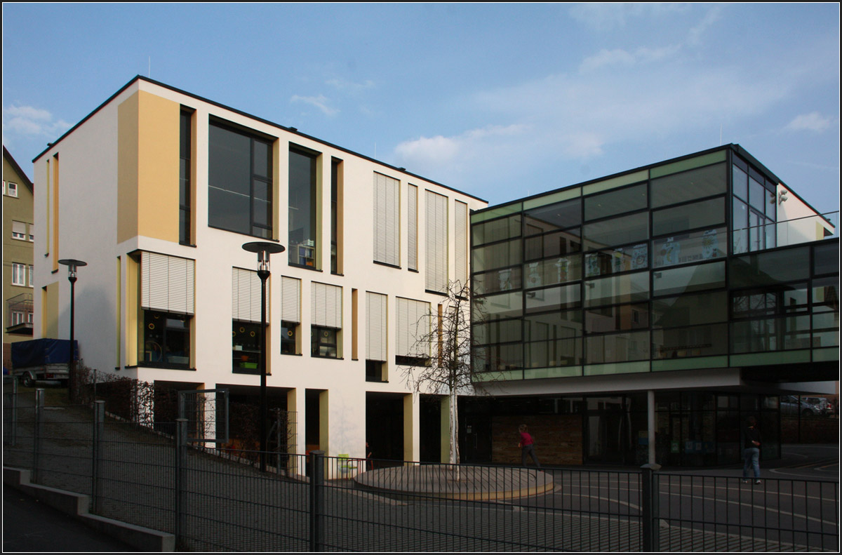 . Erweiterung der Wilhelmsschule in Stuttgart-Untertürkheim -

Das Schulgebäude wurde in Hanglage errichtet. Zum alten Schulhaus hin ist es daher dreigeschossig.

Ansicht von der Ötztaler Straße.

März 2015 (Matthias)