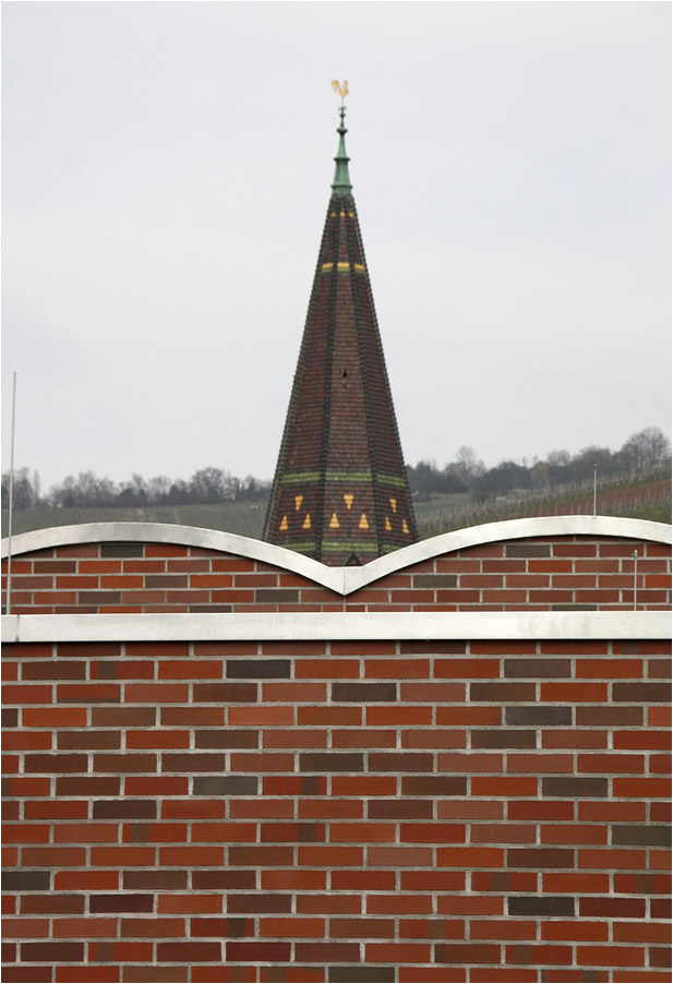 . Evangelisches Gemeindehaus in Stuttgart-Uhlbach - 

Blick zum Kirchturm.

März 2015 (Matthias)