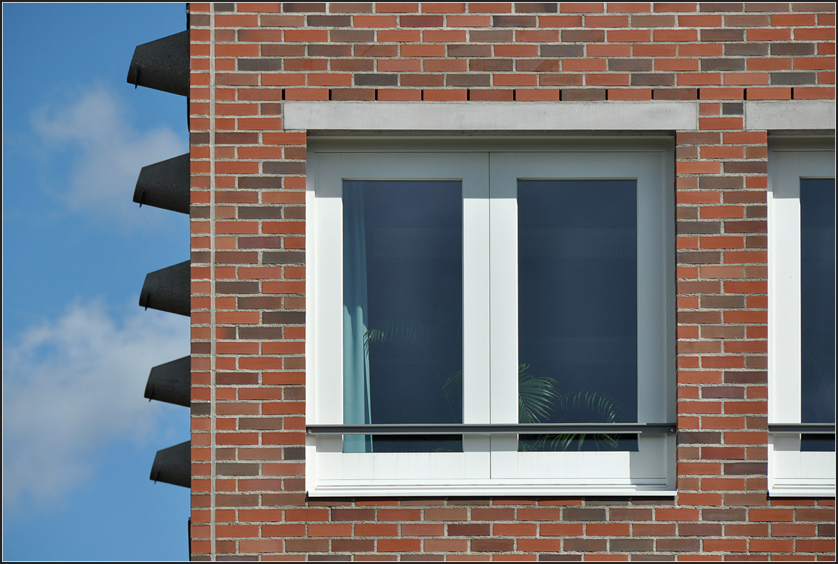 . Evangelisches Gemeindehaus in Stuttgart-Uhlbach - 

Wasserspeier, Klinker und Fenster.

Juli 2011 (Jonas)