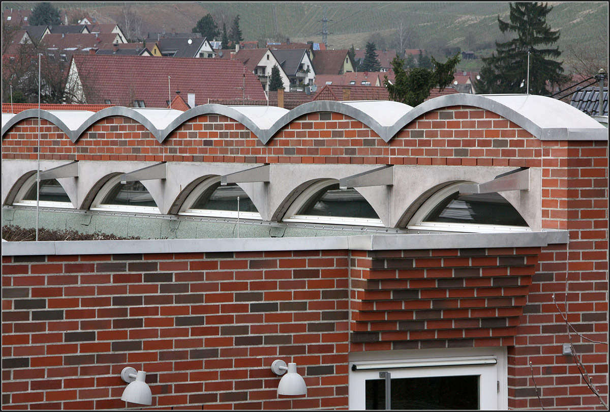 . Evangelisches Gemeindehaus in Stuttgart-Uhlbach - 

Unter den Ziegelkappen wird der Gemeindesaal über flache Bogenfenster zusätzlich belichtet.

März 2015 (Matthias)