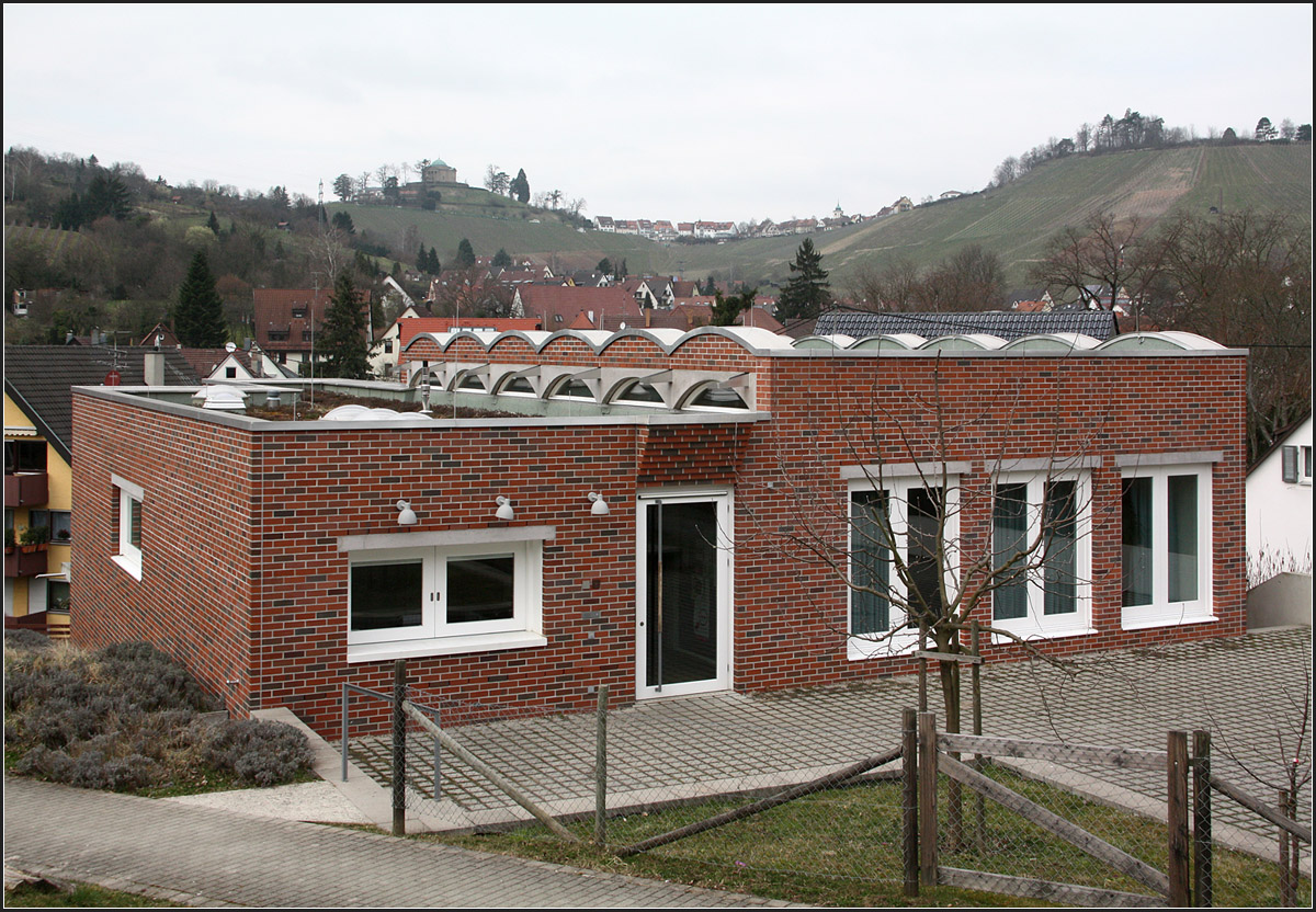 . Evangelisches Gemeindehaus in Stuttgart-Uhlbach - 

Blick über das Gemeindehaus hinauf nach Stuttgart-Rotenberg.

März 2015 (Matthias)