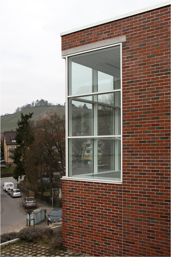 . Evangelisches Gemeindehaus in Stuttgart-Uhlbach -

Das verglaste Treppenhaus bietet aus Blick auf die umliegenden Weinberge.

März 2015 (Matthias)