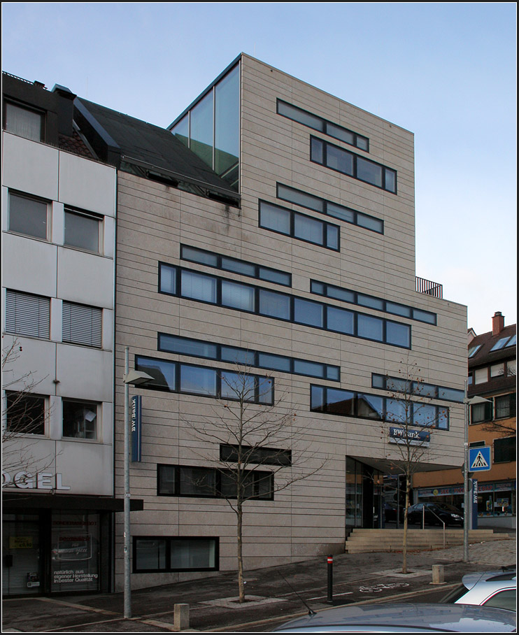 . Filiale der BW-Bank in Böblingen -

Ostfassade. Man sieht schön wie die Dachfläche des Nachbarhauses zunächst weitergeführt wird.

Dezember 2012 (Matthias)