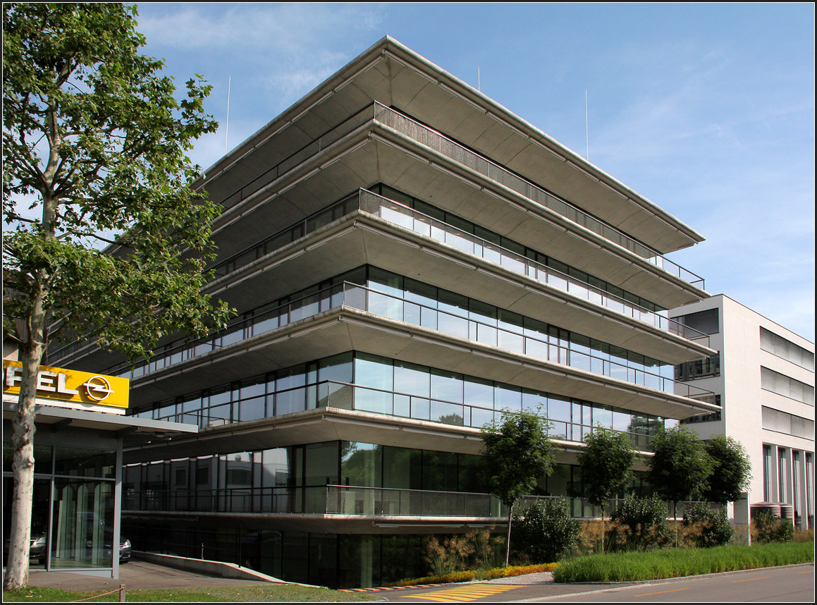 . Forschungs- und Laborgebäude in Allschwil bei Basel -

Das Gebäude wird geprägt durch umlaufende Balkon und verglaste Fassaden. Die Geschosse weichen nach oben jeweils etwas zurück.

Juni 2013 (Matthias)