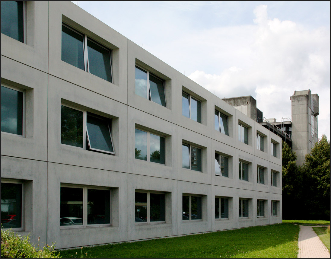 . Forschungszentrum der Uni Stuttgart -

Nordansicht mit der Reihung der gleichförmigen Fenstern.

August 2014 (Matthias)