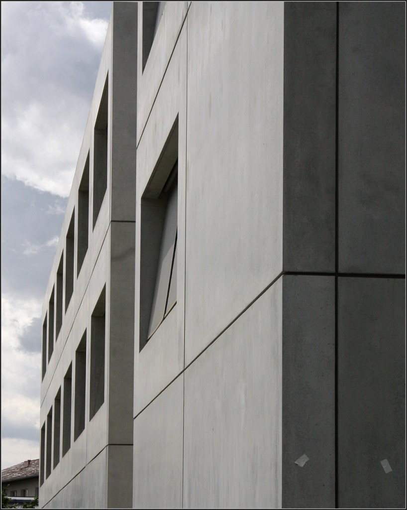 . Forschungszentrum der Uni Stuttgart -

Schrägansicht der Fassade.

August 2014 (Matthias)