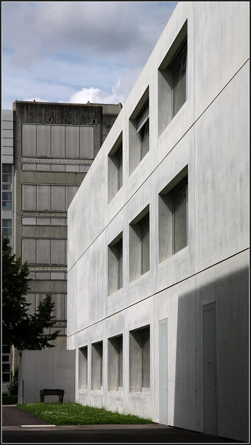 . Forschungszentrum der Uni Stuttgart -

Sichtbeton ist bei Laien sehr verpönt, hier aber hat er eine ganz besondere Wirkung.

August 2014 (Matthias)