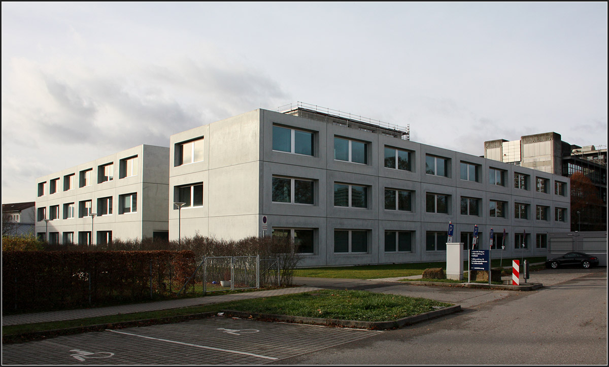 
. Forschungszentrum Uni Stuttgart -

Zwei Sichtbeton-Plattenbauten für die SimTech und die FZI im Uni-Campus Stuttgart-Vaihingen. Über dem Dach in Bildmitte ist das dritte, doppelt so hohe Haus der Studierenden erkennbar, das zum Zeitpunkt der Aufnahme noch in Bau war.

http://www.german-architects.com/de/hartwig-n-schneider/projekte-3/sim_tech_forschungszentrum-27332

November 2015 (Matthias)

