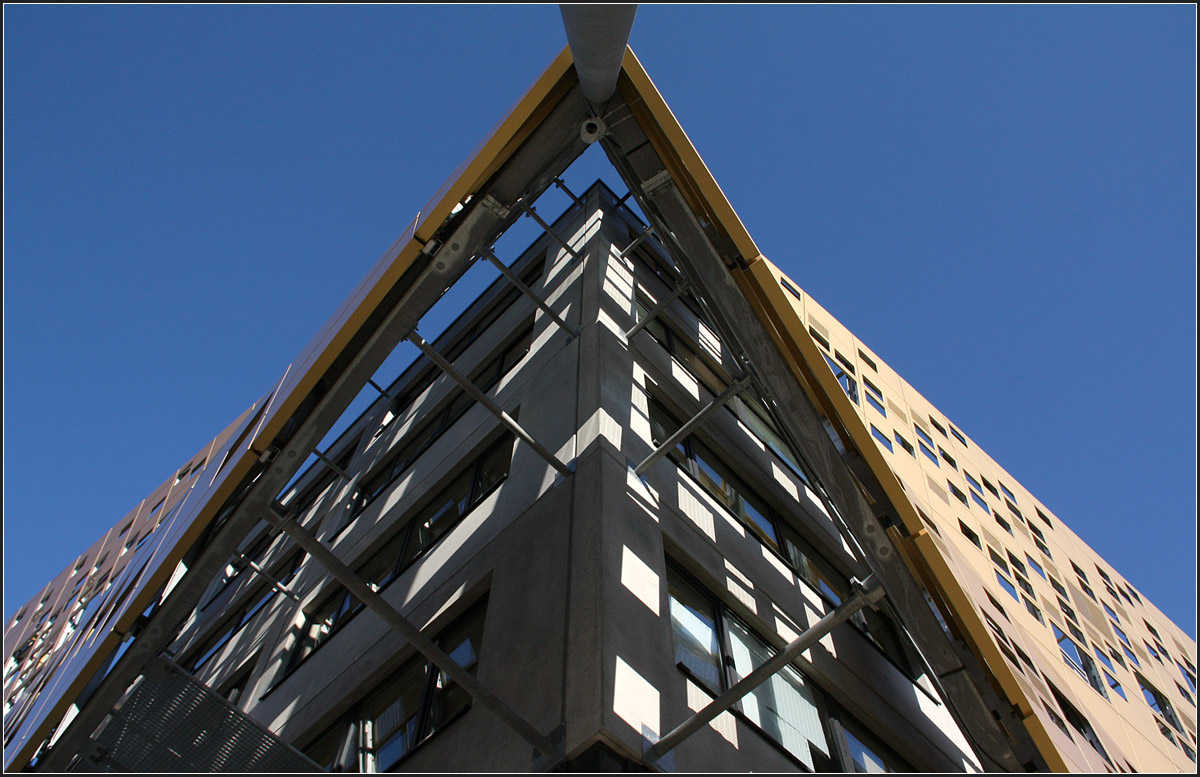 
. Forum Gold und Silber in Schwäbisch Gmünd -

Blick in den Zwischenraum.

Dezember 2015 (M)