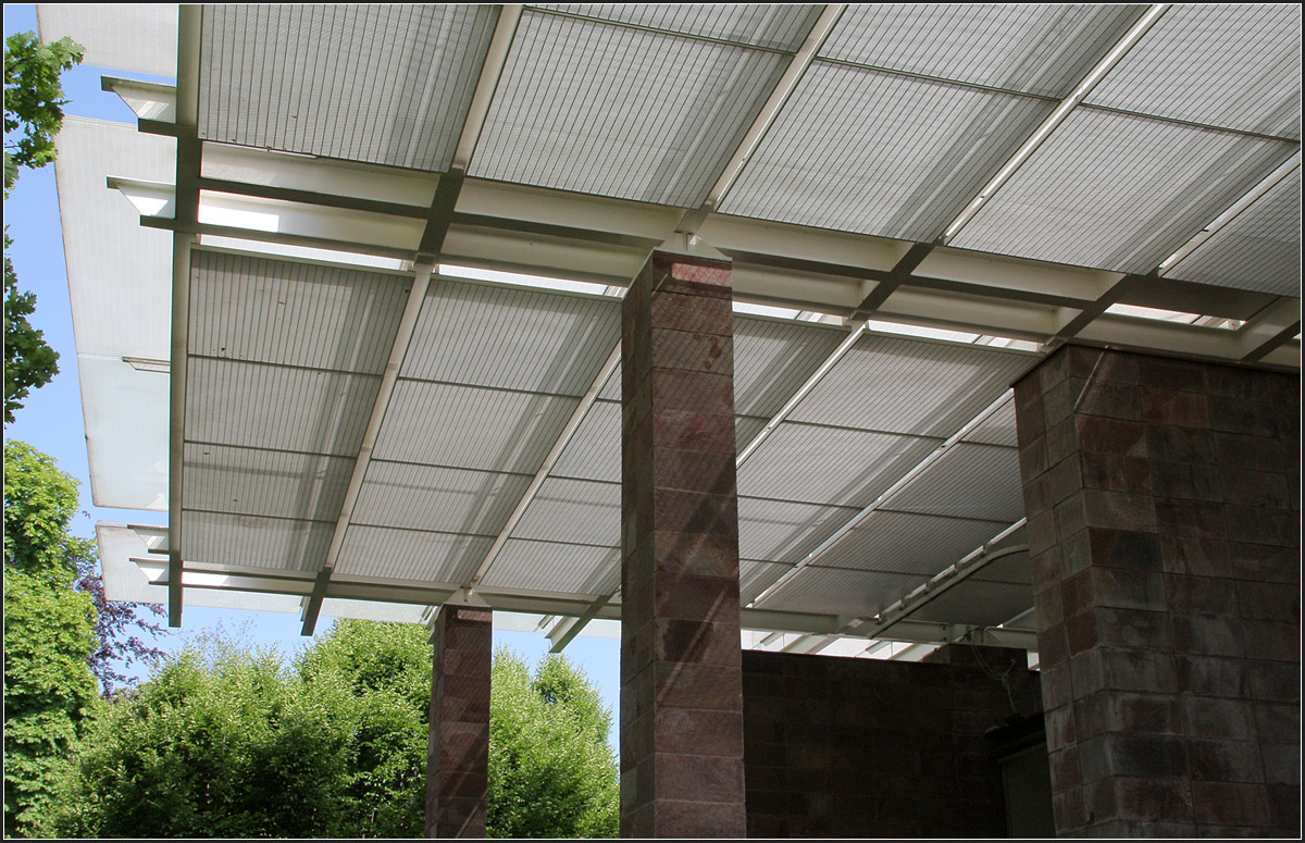 . Foundation Beyeler in Riehen -

Das Dach spannt sich über den ganzen langgezogenen Bau und lässt das Licht gefiltert in die Museumsräume fließen.

Juni 2013 (Matthias)