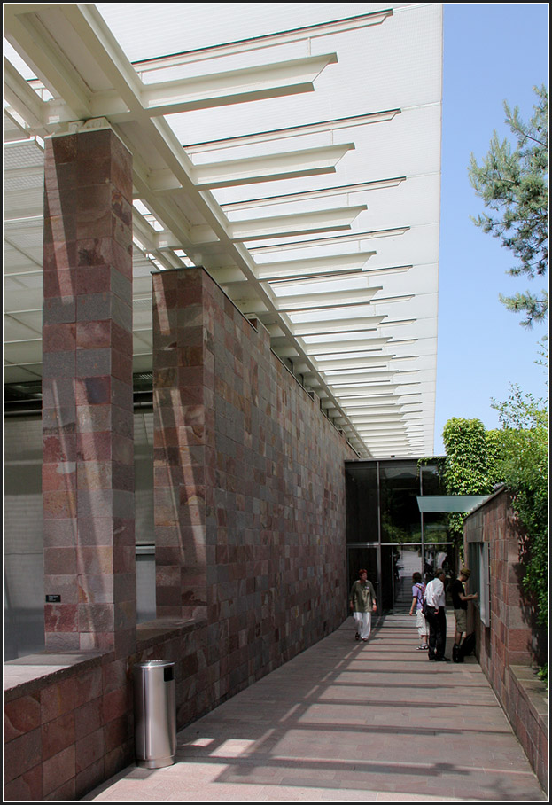 . Foundation Beyeler in Riehen -

Seitlich an der Ostseite befindet sich der Eingang. Zur Straße hin befindet sich eine Mauer, die ebenfalls wie das Museum mit Porphyrplatten verkleidet wurde.

Juni 2013 (Matthias)
