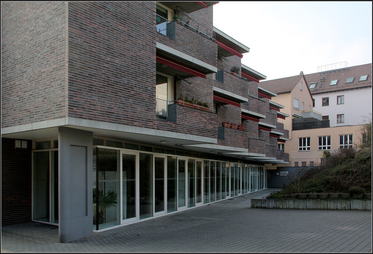 . Gemeindehaus und Seniorenwohnen in Stuttgart-Zuffenhausen -

Die Seniorenwohnungen haben nach Westen zum Hof Balkone und im Erdgeschoss sind der Gemeindesaal und die Gruppenräume ebenfalls zum Hof orientiert und voll verglast.

April 2013 (Matthias)