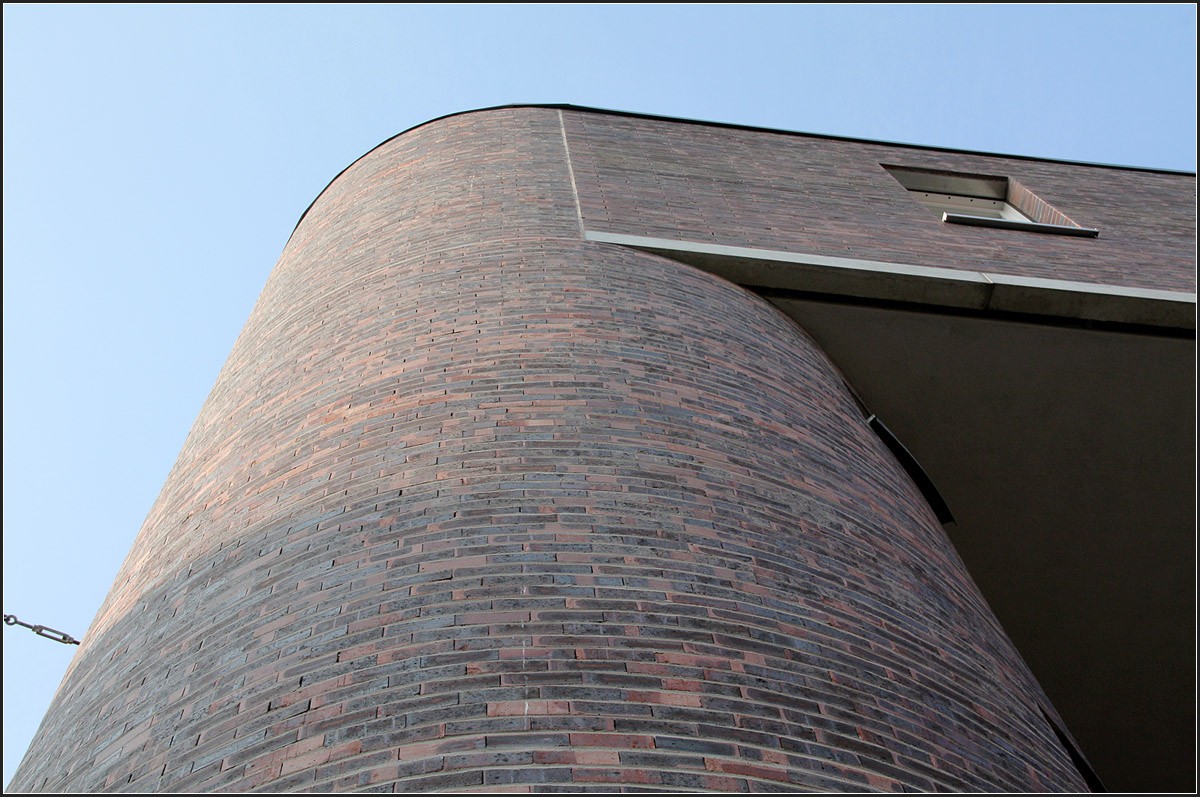 . Gemeindehaus und Seniorenwohnen in Stuttgart-Zuffenhausen -

Expressive runde Form des Treppenhauses. Das Gebäude wurde mit Ziegel verkleidet.

April 2013 (Matthias)
