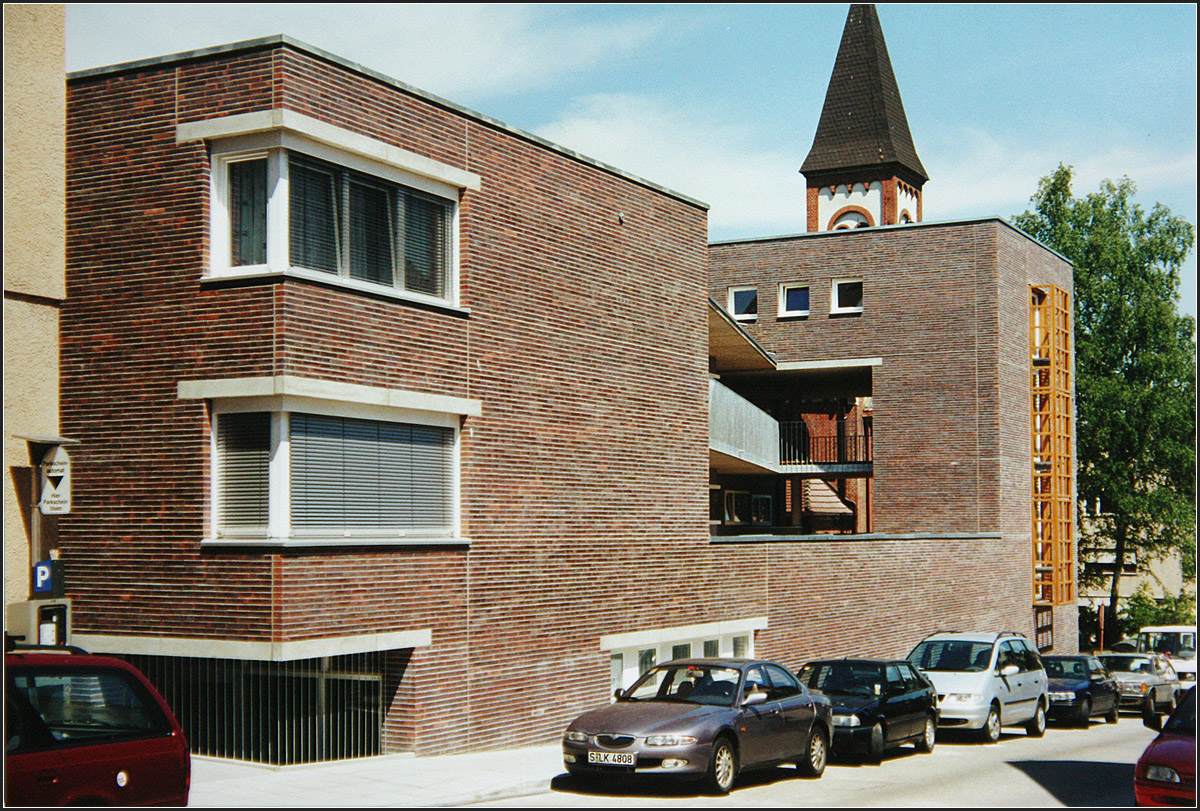 . Gemeindehaus und Seniorenwohnen in Stuttgart-Zuffenhausen von LRO-Architekten -

Straßenansicht von 2001 (Matthias)