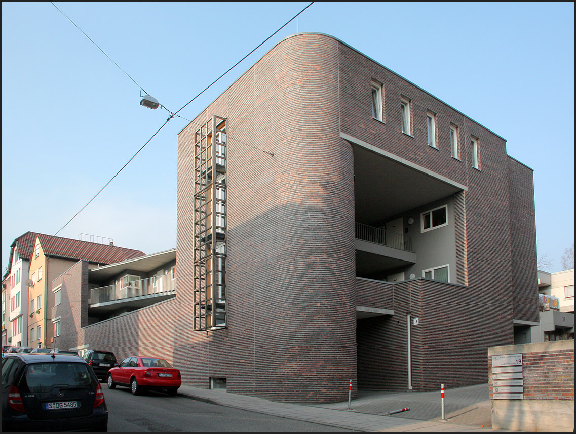 . Gemeindehaus und Seniorenwohnen in Stuttgart-Zuffenhausen.

Der Baukörper ist recht auffällig und ungewöhnlich mit dem abgerundeten Treppenhaus und der großen Öffnung daneben. Irgendwie typisch für LRO-Architekten.

April 2010 (Matthias)