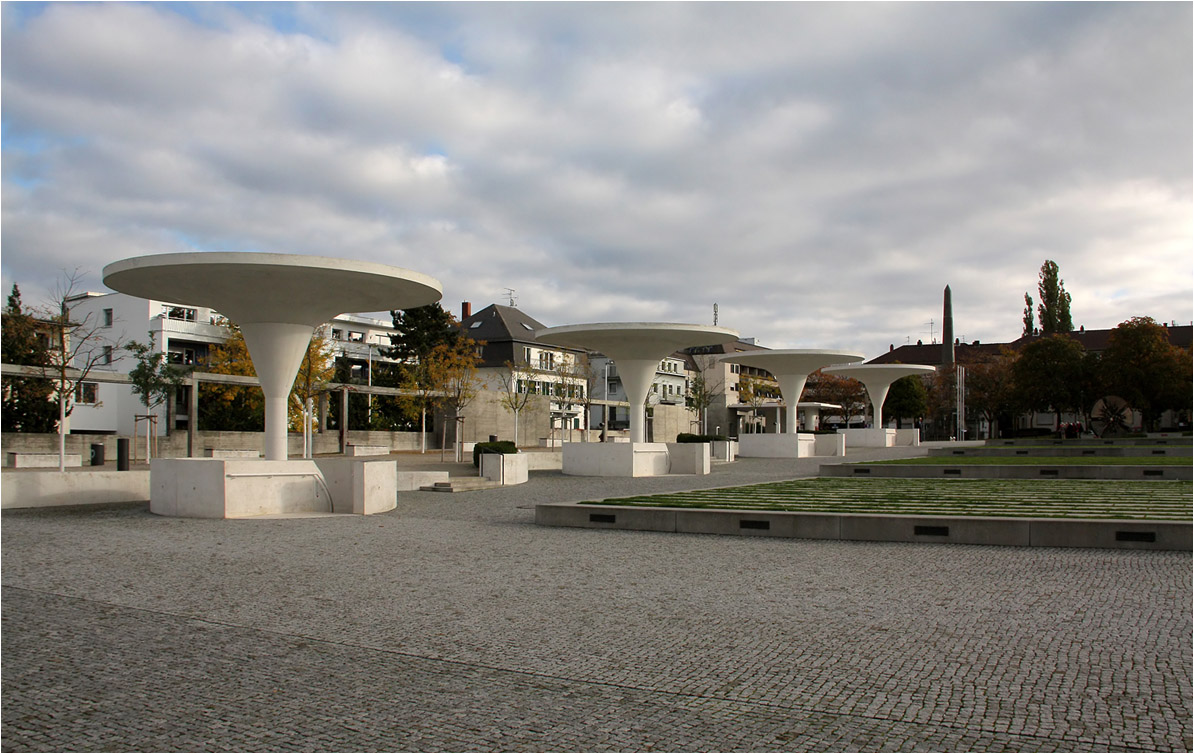 . Georg-Büchner-Platz in Darmstadt -

Auf beiden Seiten des Platzes befindet sich jeweils eine Reihe mit Pilzen aus Weißbeton. Darunter befinden sich die Abgänge zur Tiefgarage.

Oktober 2010 (Matthias)