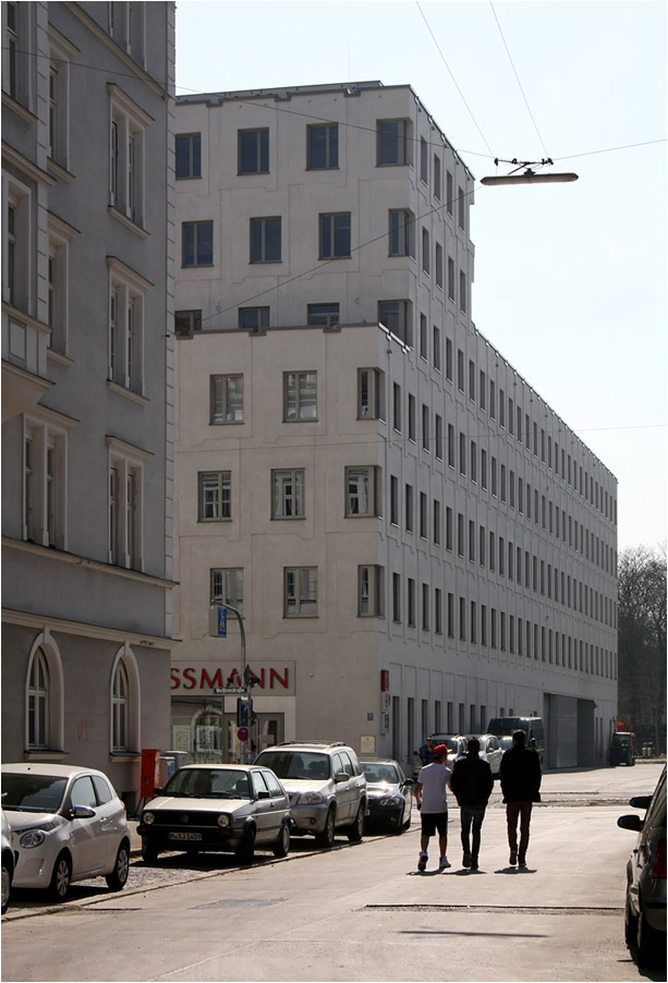 . Geschäfts- und Bürohaus Regerhof, München-Au -

Das von den Architekten Hild und K geplante Gebäude ist Teil des neunen Stadtquartiers 'WelfenHöfe' in München-Au. Auffällig an dem 2012 fertiggestellten Gebäudes ist der auffällige Putzrelief der Fassade, der eine Verbindung zu den benachbarten Gründerzeitbauten herstellen soll.

http://www.hildundk.de/wohn-und-geschaftshaus-welfenhofe/

März 2015 (Matthias)