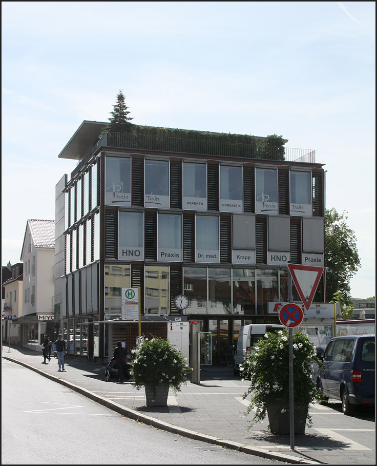 . Geschäftshaus in Böblingen -

Am Rande der Innenstadt an prominenter Stelle steht diese Geschäftshaus mit Café, Laden, Praxen und Wohnung. Architekten: Zach + Zünd (Zürich), Fertigstellung: 1996.

1997 wurde das Gebäude mit dem Hugo-Häring-Preis ausgezeichnet.

http://www.swiss-architects.com/de/zach_zuend/projekte-3/geschaeftshaus_goetz_mit_restaurant_laden_praxen_und_wohnung_am_see-31016

August 2014 (Matthias)
