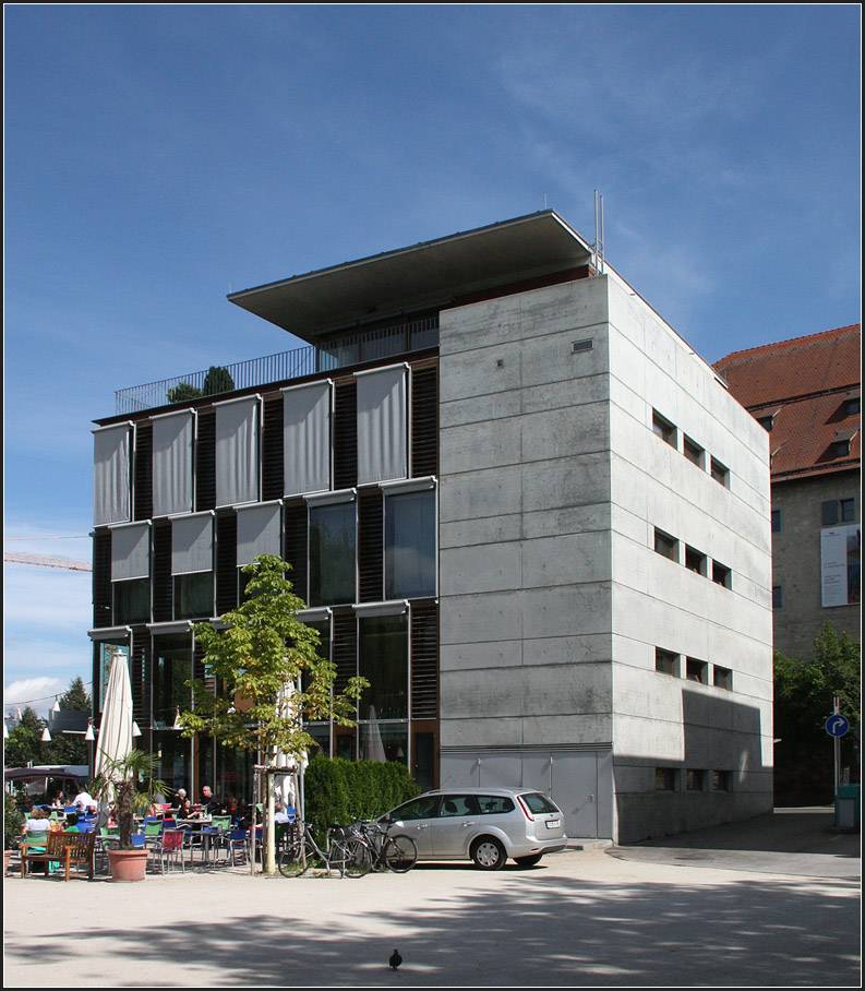 . Geschäftshaus in Böblingen -

Der großzügig verglaste Teil lehnt sich an den nahezu geschlossenen Betonkubus.

August 2014 (Matthias)
