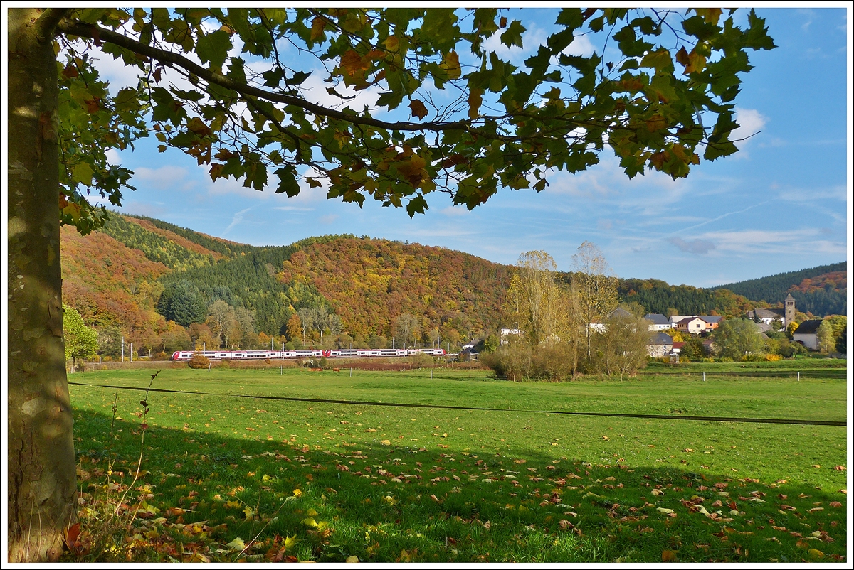 . Gleich zwei Computermuse bildeten den IR 3714 Luxembourg - Troisvierges am 22.10.2013 in Drauffelt. (Jeanny)

