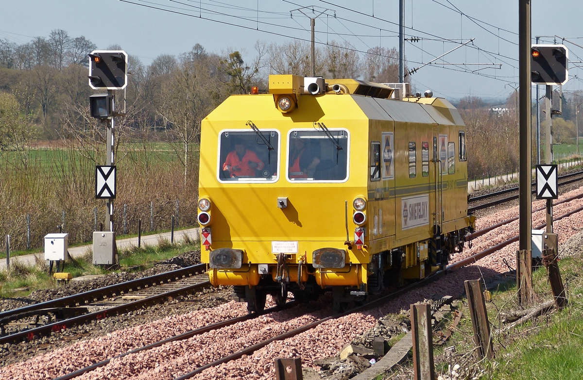. Gleisbauarbeiten an der Nordstrecke - Der Gleisvormesstriebwagen EM-SAT 120 (RTS 99 81 9162 001-7) der Firma Swietelsky - gesehen am 09.04.2015 zwischen Lintgen und Rollingen/Mersch. (Hans)

Der Gleisvormesstriebwagen EM-SAT 120 (RTS 99 81 9162 001-7) der Firma Swietelsky wurde 2008 unter der Fabriknummer 169 gebaut. Er misst die durch Zugsfahrten bedingten Abweichungen eines Gleises von seiner Ideallinie. ber eine Kombination von GPS und Lasermessung werden die Hebungs- und Verschiebewerte im Abstand von 5 Metern mit einer Genauigkeit von +/- 1 Millimeter erhoben. Durch den rechnerischen Vergleich der Messdaten mit der Sollgeometrie aus der Geometriedatenbank werden die Steuerdaten ermittelt und direkt an die Gleisstopfmaschine bergeben.

Die hohe Messgeschwindigkeit von bis zu 3 km/h, die hohe Przision und der direkte Datenfluss zur Stopfmaschine sind ein wesentlicher Beitrag zur effizienten Gleiserhaltung.
